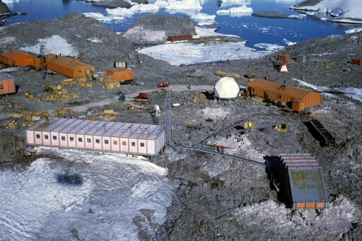 Le centre de la base : le labo 1, l'abri ballons-sondes, le radôme radar météo, le garage et les bâtiments de l'AGI. Près du rivage, le hall fusées.