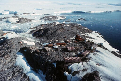 Vue aérienne vers le sud de la base. A l'arrière-plan, les îles J. Rostand et Le Mauguen (ex A. Carrel), le nunatak du Bon Docteur et le continent.