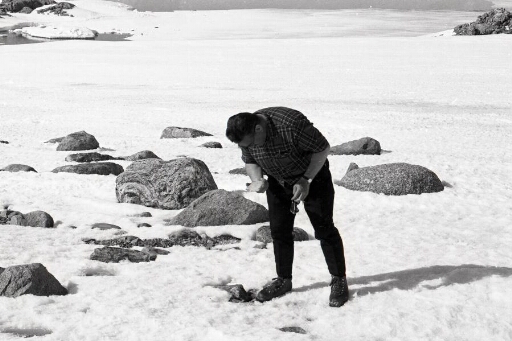 Sur l'îlot du Capricorne, l'administrateur supérieur des TAAF,Jean-Paul Block, examine une roche.