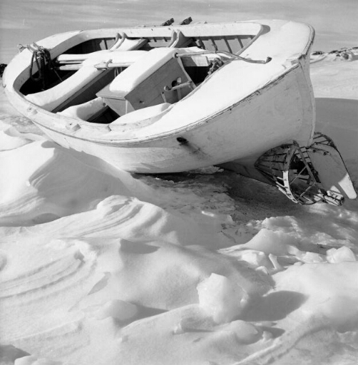Une embarcation mise au sec pour l'hiver sous la neige.