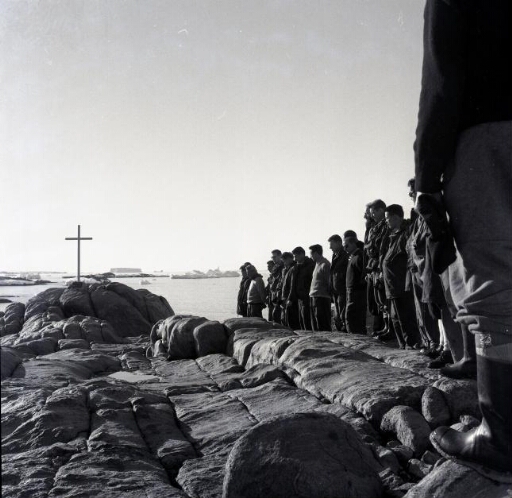 Recueillement de la mission 58 devant la croix du météorologue André Prudhomme disparu le 7/01/59.