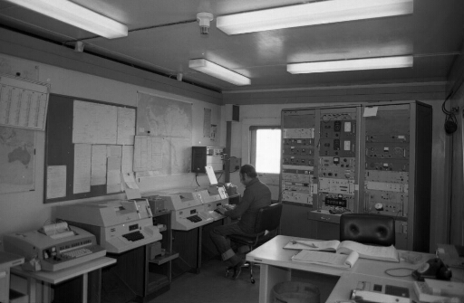 La salle de transmission dans le bâtiment télécommunications (n°46). L'opérateur devant un téléscripteur.