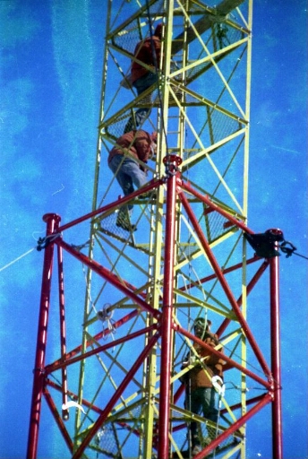 Montage du pylône du sondeur ionosphérique par la société Entrepose. Les monteurs dans le pylône.