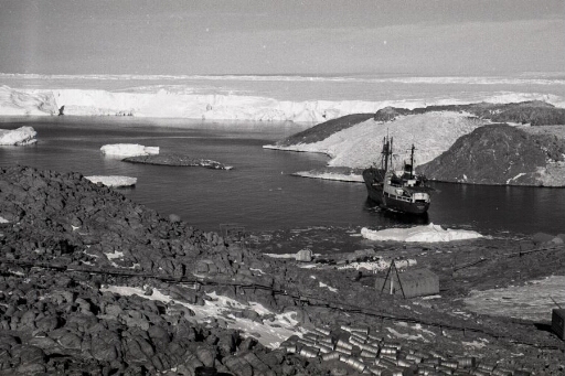 Le Thala Dan amarré entre les îles des Pétrels et Jean Rostand. Au loin le glacier de l'Astrolabe.