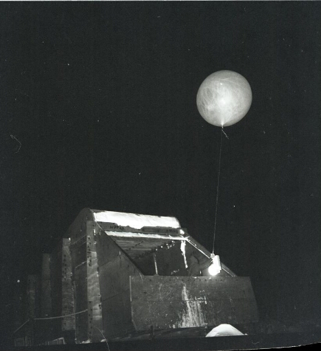 Lancement de nuit d'un ballon-sonde.
