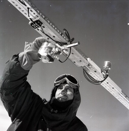 Le glaciologue Claude Lorius auprès des appareils de mesure du rayonnement reçu et émis par la neige.