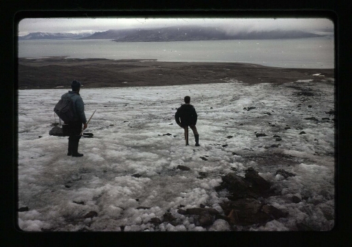 L'équipe devant le front du glacier du Roi - mission CNRS 1964