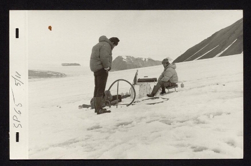 Deux hommes sur la glace - mission du CNRS 1965  - vue5