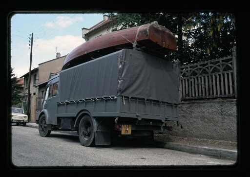 Bateau en bois accroché sur le toit du camion, Caluire- mission CNRS 1965 - vue 1