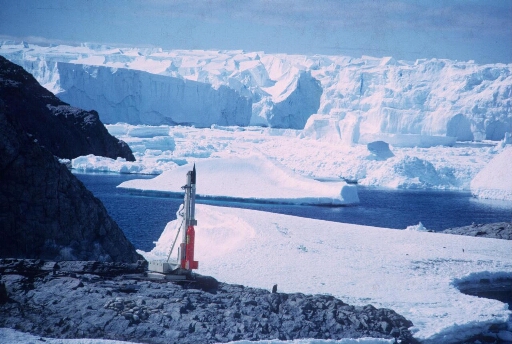 L'une des quatre fusées Dragon pour l'étude de l'ionosphère sur la rampe de lancement, prête pour la mise à feu. A l'arrière-plan, le glacier de l'Astrolabe.