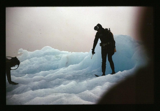 Plongeurs sur un morceau  du glacier de la Baie du Roi - mission CNRS 1965 - vue 4