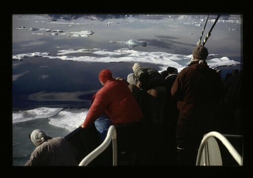 La proue du navire Lygen ou des gens regardent la côte du Spitzberg - mission CNRS 1965 - vue 3