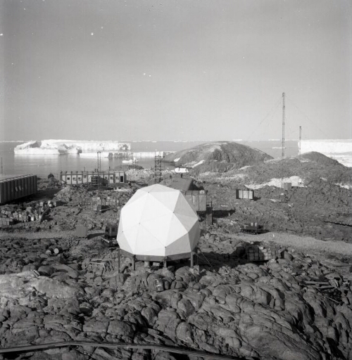 Le centre de la base : au premier plan le radôme du radar météo, autres bâtiments. Mer libre, icebergs.