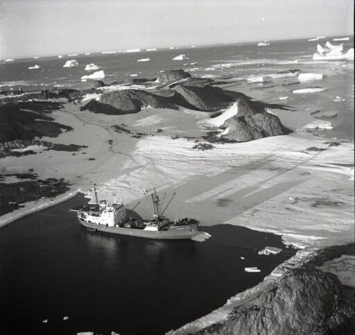 Vue aérienne du sud de l'archipel vers le nord. Le Magga Dan amarré entre les Pétrels et Jean Rostand.