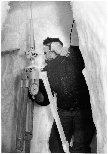 Le géophysicien Roland Schlich et son magnétographe "La Cour" dans le laboratoire creusé dans le névé.