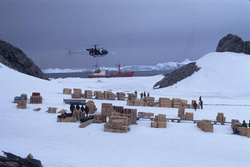 L'hélicoptère Alouette 2 en opération de transport entre le Thala Dan et la zone de déchargement au sud de l'île des Pétrels.