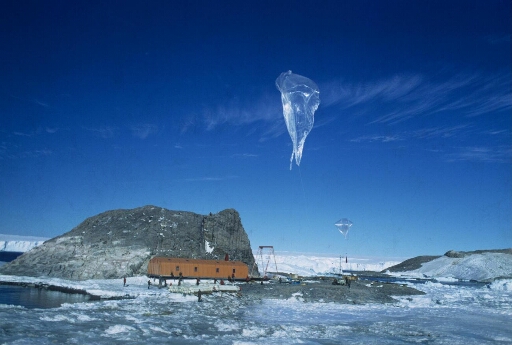 Programme CITADEL, lâcher du ballon stratosphérique de 5 000 m3. Le deuxième ballon a pour but de faire décoller en douceur l'équipement de mesure.