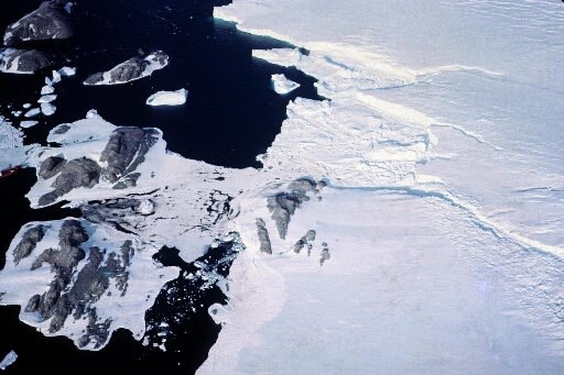 Survol des îles Le Mauguen et Jean Rostand, du nunatak et du glacier de l'Astrolabe. En haut et à gauche les îles Buffon, Claude Bernard et Lamarck.