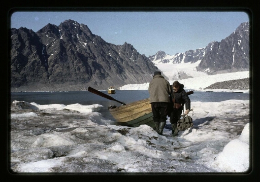 Deux hommes qui tirent une barque en bois- mission CNRS 1965