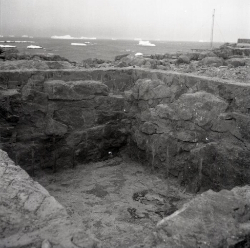 Creusement de la cave sismologie achevé pendant l'hivernage en attente de finition lors de la CE 1965..