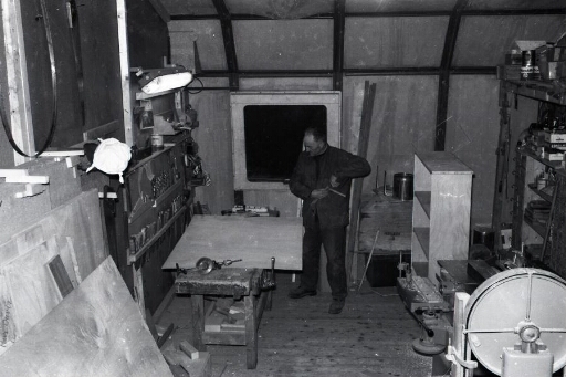 La menuiserie dans le bâtiment garage (n°22). Le menuisier Pierre Fromentin à l'œuvre.