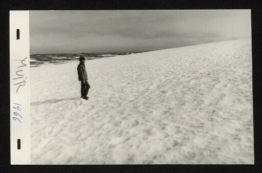 Un homme debout sur la neige - mission du CNRS 1966 - vue 1