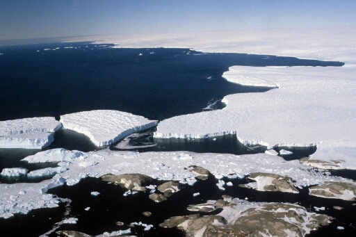 Vue aérienne vers le sud-est : les îles des Pétrels, C.Bernard, Buffon, Lamarck, J.Rostand et Le Mauguen. Le nunatak, l'Astrolabe et ses icebergs, le continent.