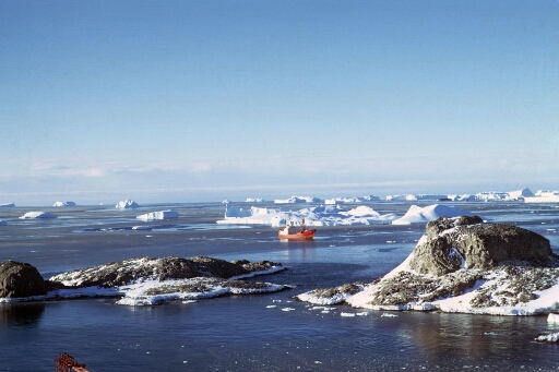 L'arrivée du Thala Dan à Dumont d'Urville au milieu de nombreux icebergs. Au premier plan les îles Cuvier et du Lion.