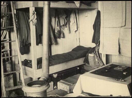 L’intérieur d’un logement à Port-aux-Français en 1950