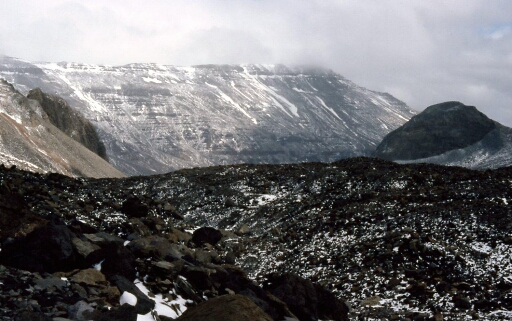Ballade de 9 jours autour du Mont Ross - J2 -  En surplomb depuis la moraine du glacier Buffon, la Table du cratère au pied la Vallée du Radiolène et de chaque coté les Roches Diane et Simoun