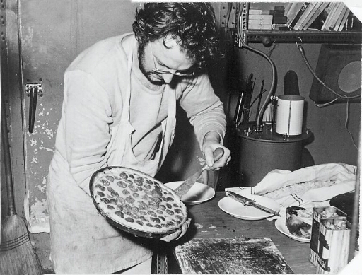 Le géophysicien - patissier… Roland Schlich démoule la tarte qu'il a confectionné pour ses compagnons.