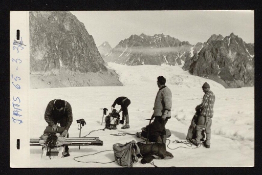 Jean Corbel et son équipe d'expédition sur un glacier- mission du CNRS 1965