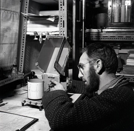 L'observateur météo Robert Magniez intervient sur l'enregistreur de la vitesse du vent.