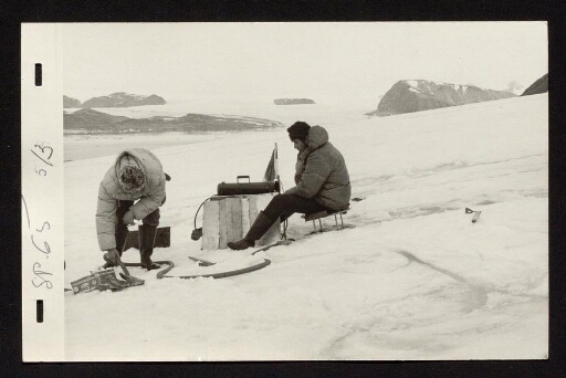 Deux hommes sur la glace - mission du CNRS 1965  - vue2