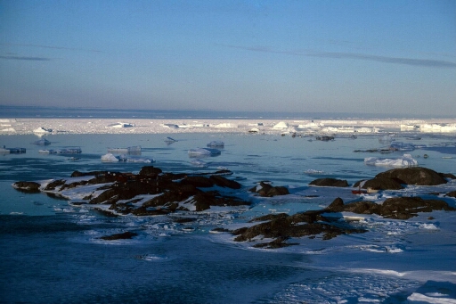 Survol vers le nord-est de l'archipel. Banquise en formation dans l'archipel puis le pack et icebergs. Le Thala Dan accosté à la banquise.