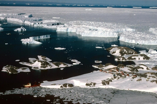 Survol des îles des Pétrels, Cuvier, du Lion, Buffon et Claude Bernard. Les icebergs détachés de l'Astrolabe. Pack et mer libre. Le Thala Dan au nord des Pétrels.