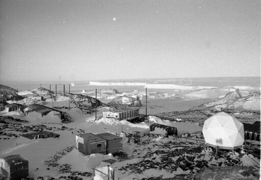 Le centre de la station sous la neige au cours de l'hivernage 1979. La banquise et le glacier de l'Astrolabe.