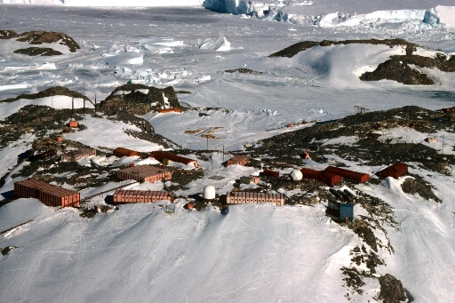Vue aérienne vers le sud, du centre de la base en direction des îles Lamarck et Jean Rostand. Au-delà, l'Astrolabe, mer gelée.