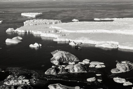 Survol de l'est de l'archipel en direction du glacier de l'Astrolabe auprès duquel se trouve le Thala Dan.