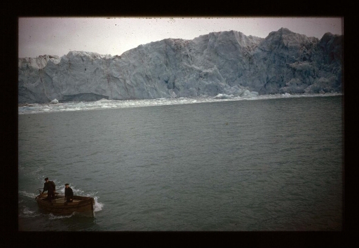 Deux hommes sur barque près d'un glacier -  mission CNRS 1963