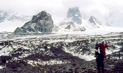 Ballade de 9 jours autour du Mont Ross - J2 -  Les Pitons du Cratère et le début du glacier recouvert d'éboulis