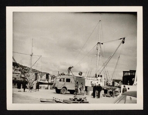 Embarquement du matériel à Tromsø,  le camion près du navire le Lyngen - mission CNRS 1963, vue 6
