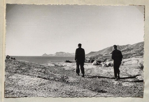 Deux hommes marchent vers la mer