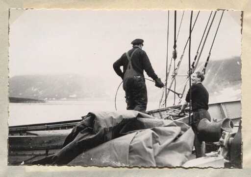 Hommes à la proue du navire Lyngen préparant le débarquement
