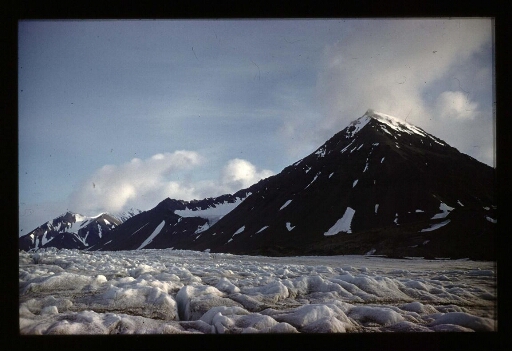 Un glacier au pied de montagnes-  mission CNRS 1963