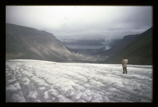 Un homme sur un glacier -  mission CNRS 1963 - vue 1