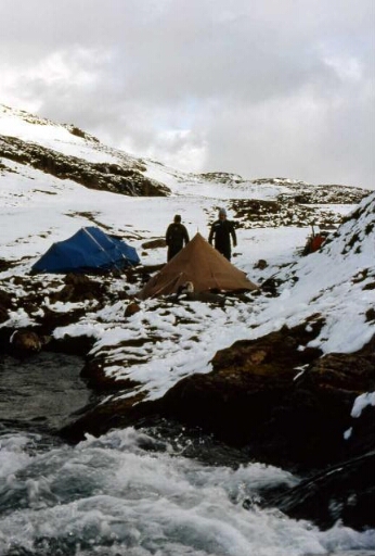 Le campement hydrobio en fin de campagne d'été 1981, à gauche Didier Bazin (Inra) et à droite Bruno Bouvel (Vat bib)