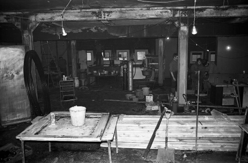 Remise en état du bâtiment séjour (n°31) dévasté lors de l'incendie du 23/07/73. Tous les hivernants mis à contribution…