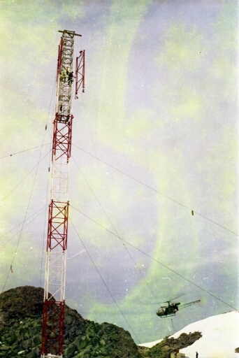 Montage du pylône du sondeur ionosphérique par la société Entrepose. Hélicoptère pour le transport de matériels.