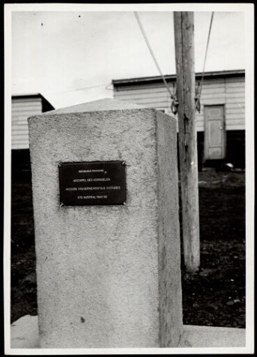 Stèle commémorative de la construction de Port-aux-Français
